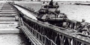 Cruzando Puente Bailey Segunda Guerra Mundial